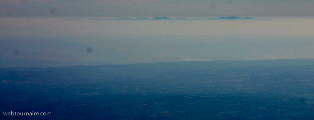 la chaine des Puys vu de la vallée de la Dordogne