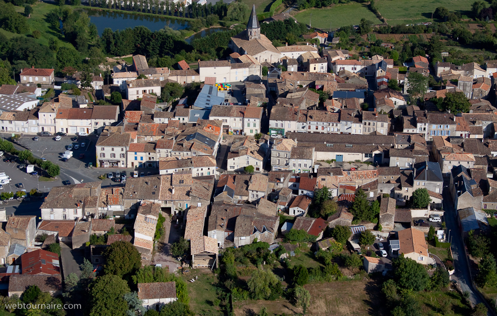 Champdeniers Saint Denis