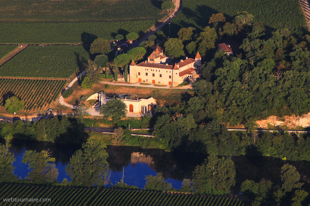 château de Caïx - au premietplan , les chais