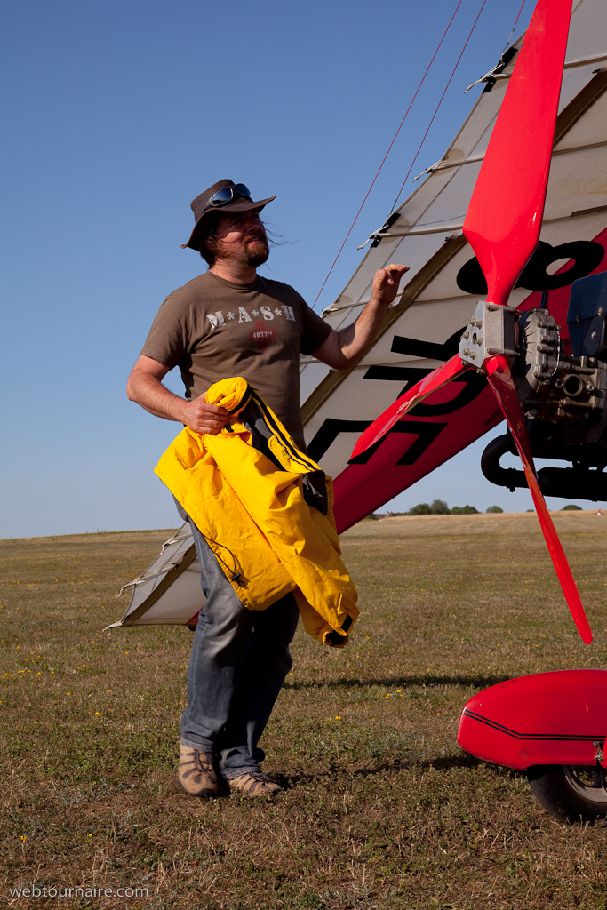 Eric me convie à une balade sur son pégase motorisé