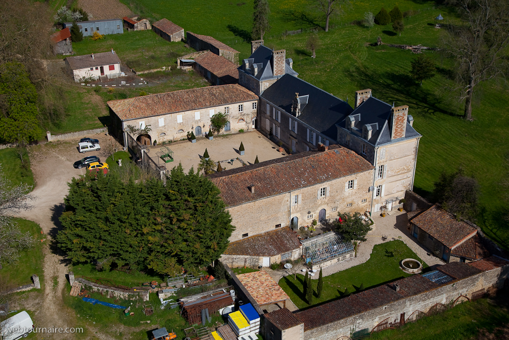 Trois siècles plus tard, en 1374, Vairé appartenait à M. de Vezançay, seigneur de Germain.
